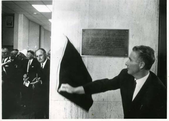 George Viereck dévoilant une plaque lors de l’inauguration du siège social de Co-operative Insurance Services en juillet 1964